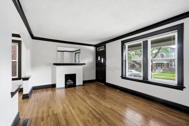 Building Photo - 5055 Lindenwood Ave
