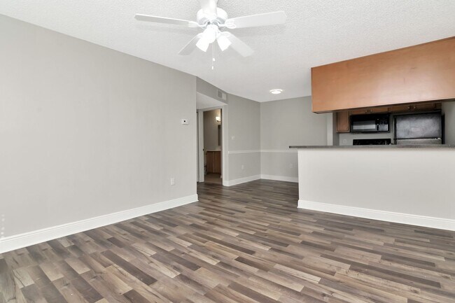 Building Photo - Water Front 1 Bedroom 1 Bath Condo for Rent in Brandon - 2nd Floor - Incredible Views