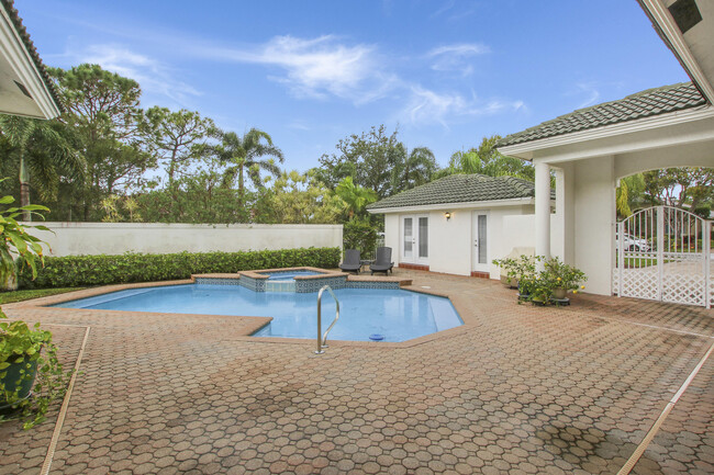 Building Photo - 5307 SW Avila Ct