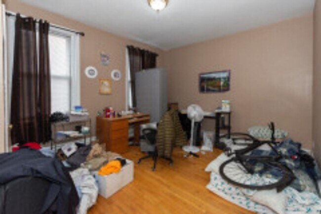 Building Photo - AMAZINGGGG  4 BED 2 BATH!!!!