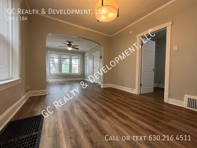 Building Photo - ***PORTAGE PARK LOCATION / 2 BDRM / 1 BTH ...