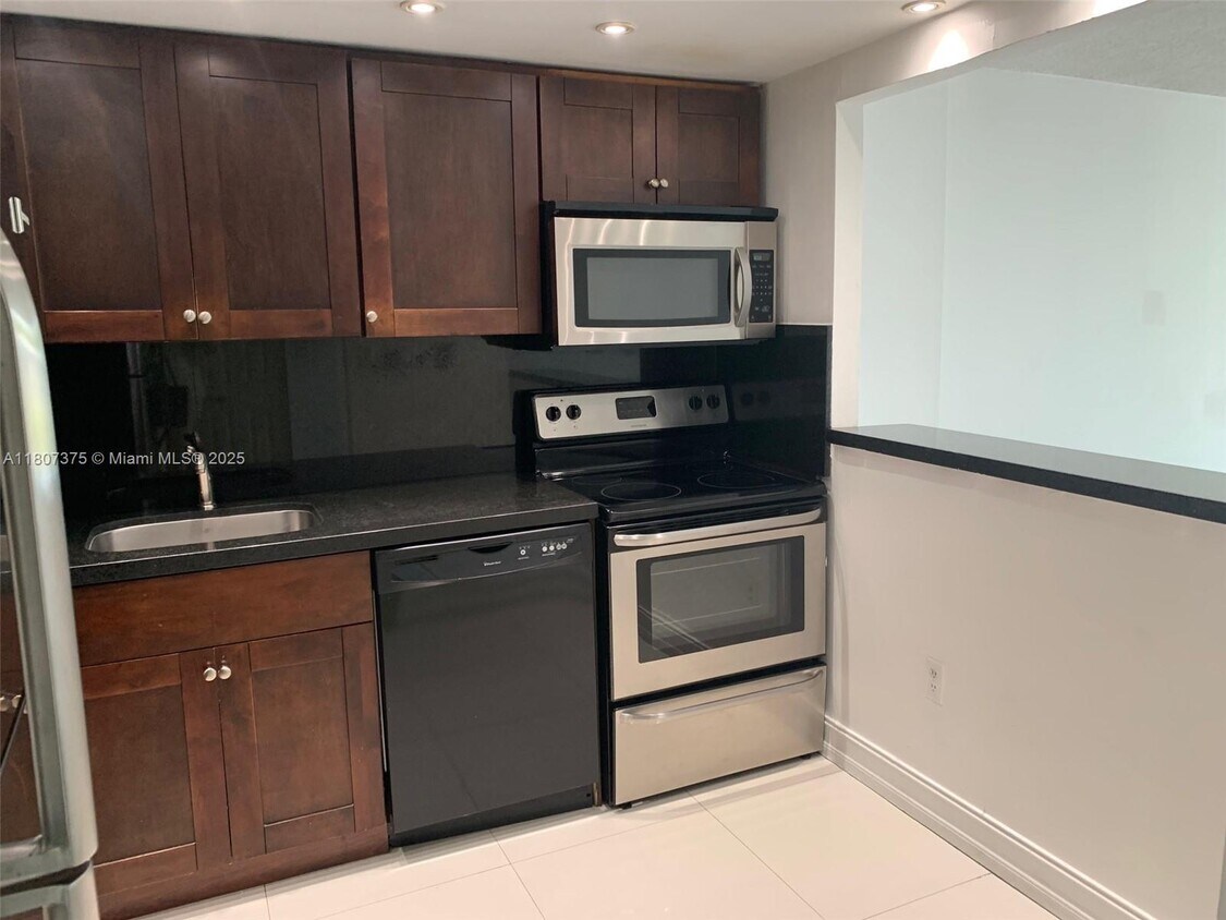 Foto principal - 16851 NE 23rd Ave