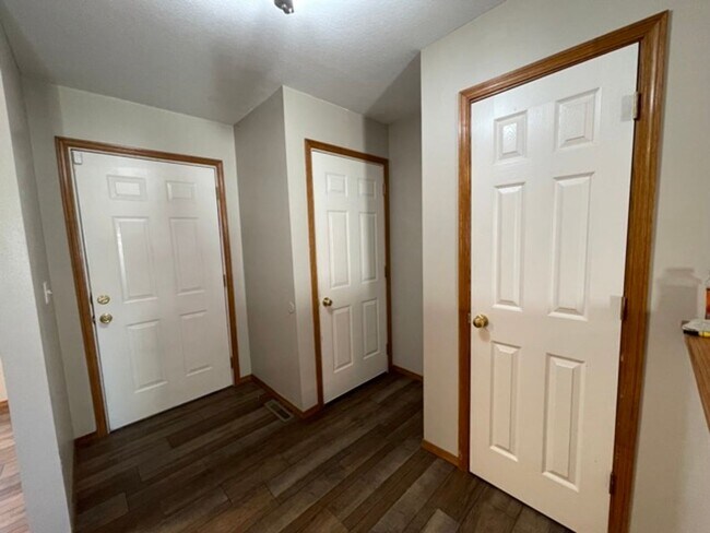 Foto del edificio - FOR LEASE. VERY NICE 3 BEDROOM 2 BATH HOME IN CARL JUNCTION-$1350 RENT-$1350 DEPOSIT