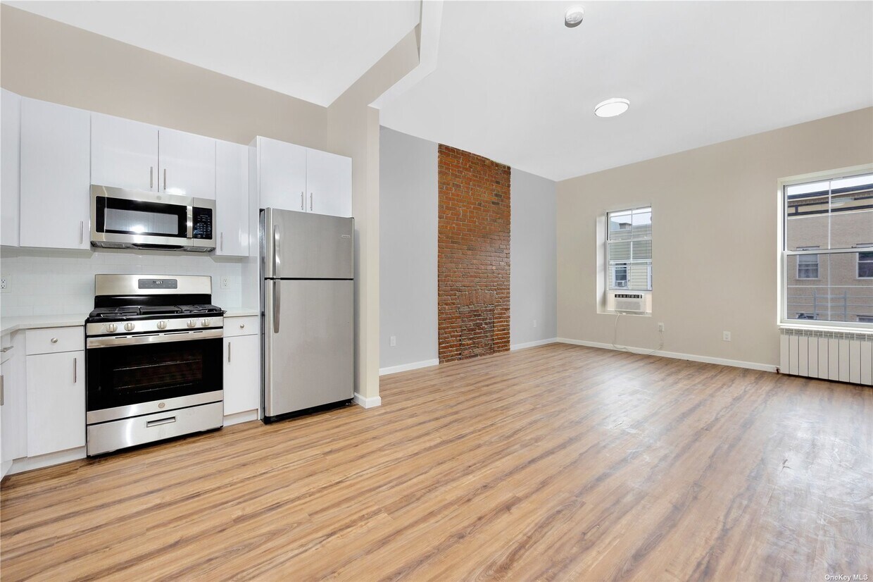 Primary Photo - 711 Manhattan Ave