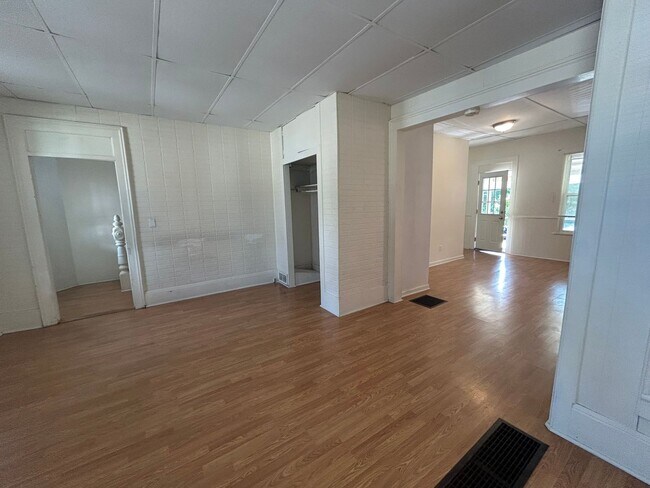 Building Photo - Charming Three Bedroom House In Grove City