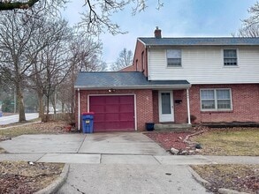 Building Photo - 960 Kentwood Dr NE