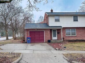 Building Photo - 960 Kentwood Dr NE