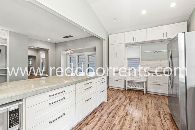 Foto del edificio - Inviting Fountain Square Home with Charact...