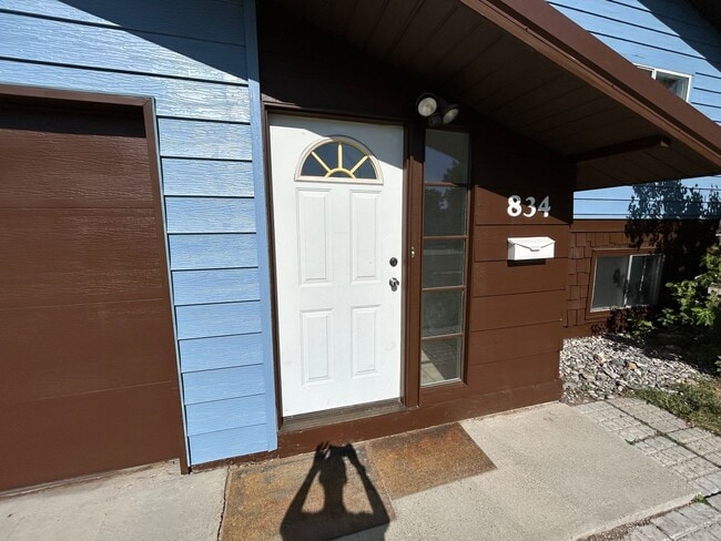 Foto del edificio - 5 Bed 2 Bath Home with 2 Car Attached Garage in Quiet Nice Neighborhood.