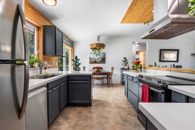Foto del edificio - Updated Hayden Rancher on Large Fenced Lot with RV Parking & Fruit Trees