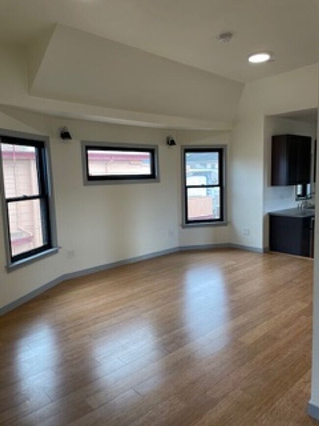 Foto del edificio - Please call Shami at (415) 225-2543 to sch...