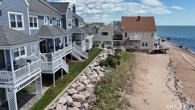 Foto del edificio - 72 Cosey Beach Ave