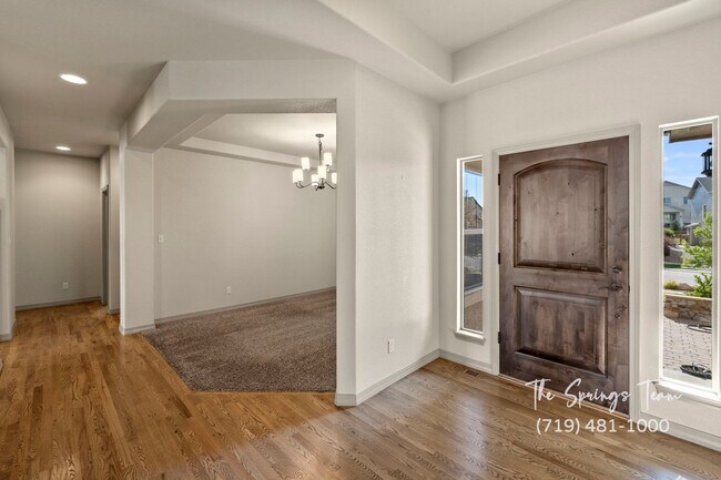 Foto del edificio - BEAUTIFUL 4BD + OFFICE MAIN-LEVEL LIVING H...
