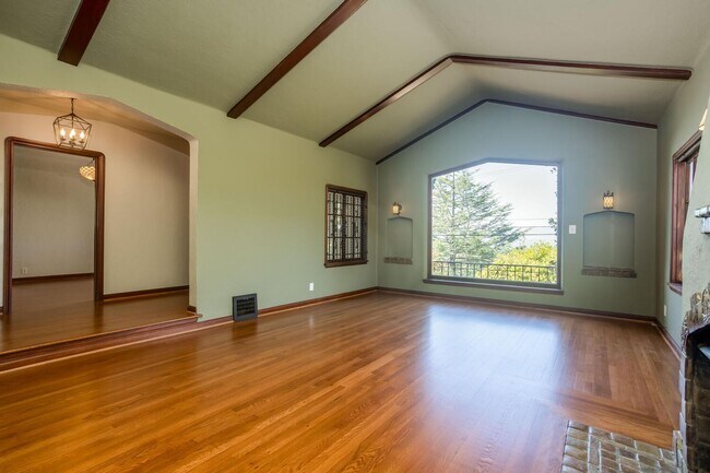Foto del edificio - MUST SEE! Unique and Charming 4 bedroom 2....