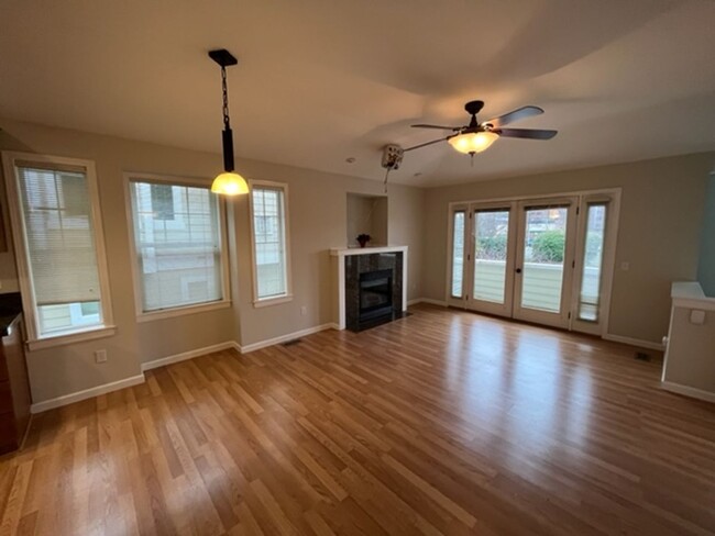 Building Photo - Beautiful 3 Bedroom Townhome with Garage i...