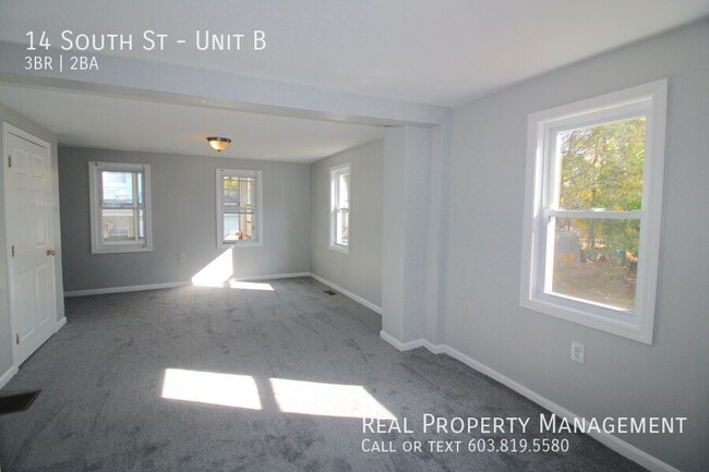 Building Photo - Large 3 Bed 2 Bath Tri Level Duplex Availa...