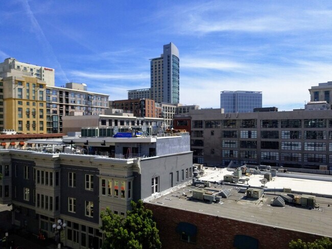Building Photo - Gaslamp 1 bedroom with View, Wood floors, ...