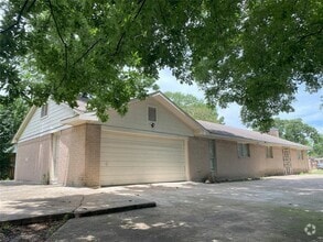 Building Photo - 4601 Reveille St