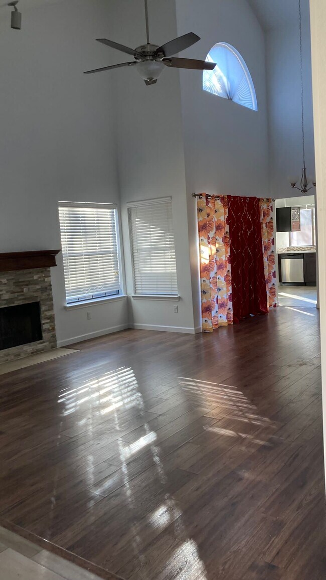 Building Photo - 627 Fiesta Cir