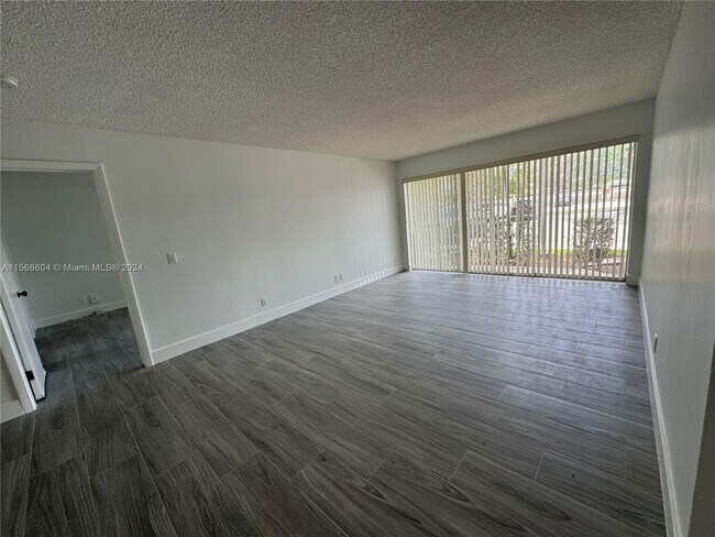Foto del edificio - 8821 Wiles Rd