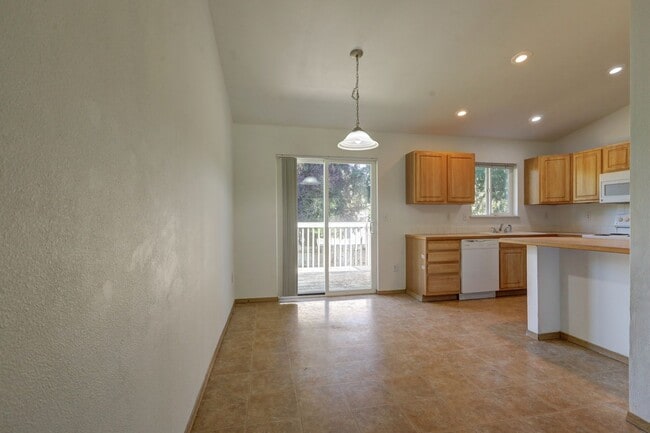 Building Photo - Charming 3 Bedroom Home Nestled Among the Trees in Bonney Lake – Spacious & Private