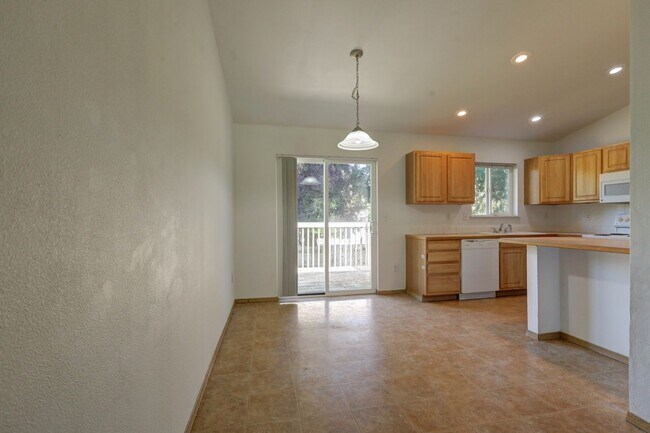 Foto del edificio - Charming 3 Bedroom Home Nestled Among the Trees in Bonney Lake – Spacious & Private