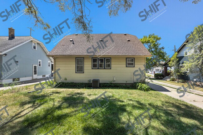 Building Photo - 933 Beechwood St NE