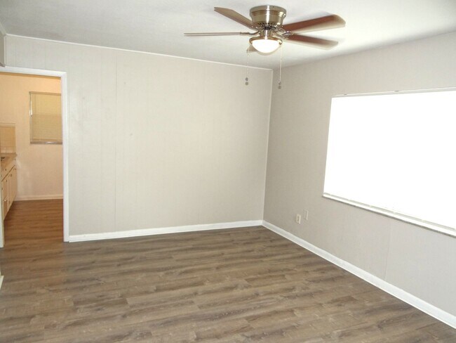 Foto del edificio - 3 Bedroom, 1 bath home - Just renovated