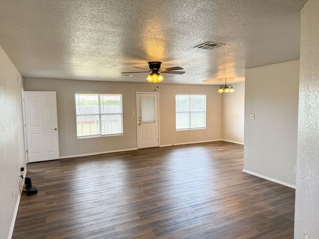 Building Photo - Available NOW This charming 1 story, 3 bedroom, 2 bath house could be your next home! Beautiful w...