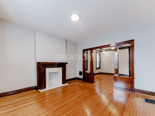 Building Photo - Charming 2 bedroom home in St. Louis!