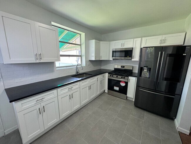 Building Photo - Updated 3-Bed Home with Spacious Backyard