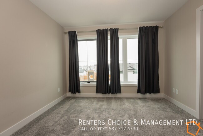 Photo du bâtiment - Less Than 10 Year Old, 2-Storey Main Floor...