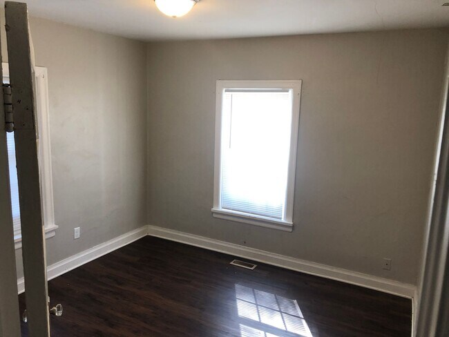 Building Photo - 2 Bedroom 1 Bathroom Home. PET FRIENDLY