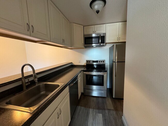 Building Photo - Updated 2 bedroom 2 bath -Lesley Reilly Pr...