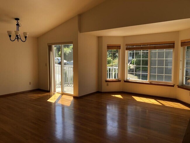 Building Photo - 5 bedroom in Seattle WA 98105