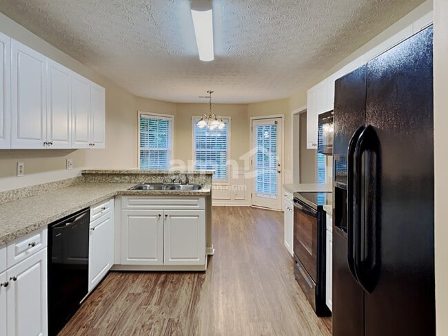 Building Photo - 825 Georgian Hills Dr