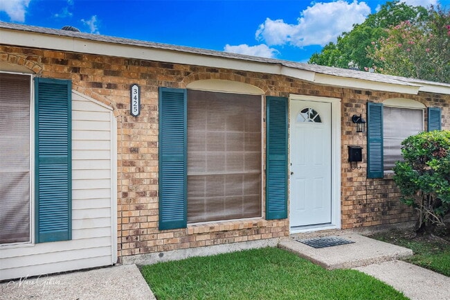 Building Photo - "Charming 3-Bedroom Retreat with Cozy Fire...