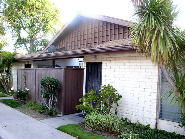 Building Photo - 1800 E Heim Ave