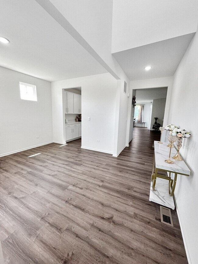 Building Photo - 765 Kentshire Cir