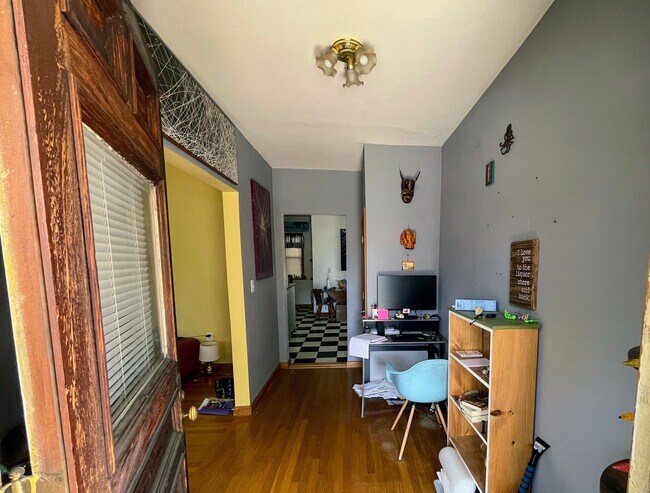 Entry - 28 Oak Square Ave