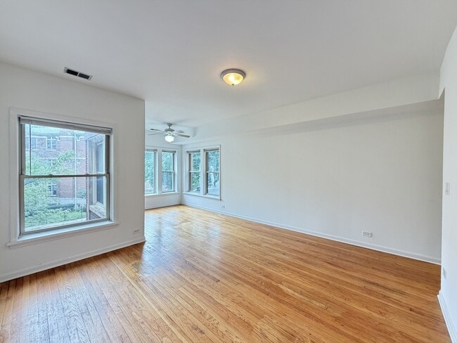 Building Photo - 5817 N Ridge Ave