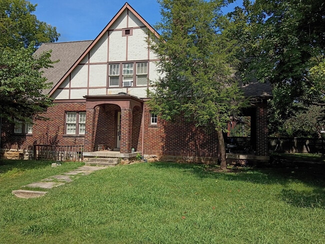 Building Photo - 201 Lauderdale Rd