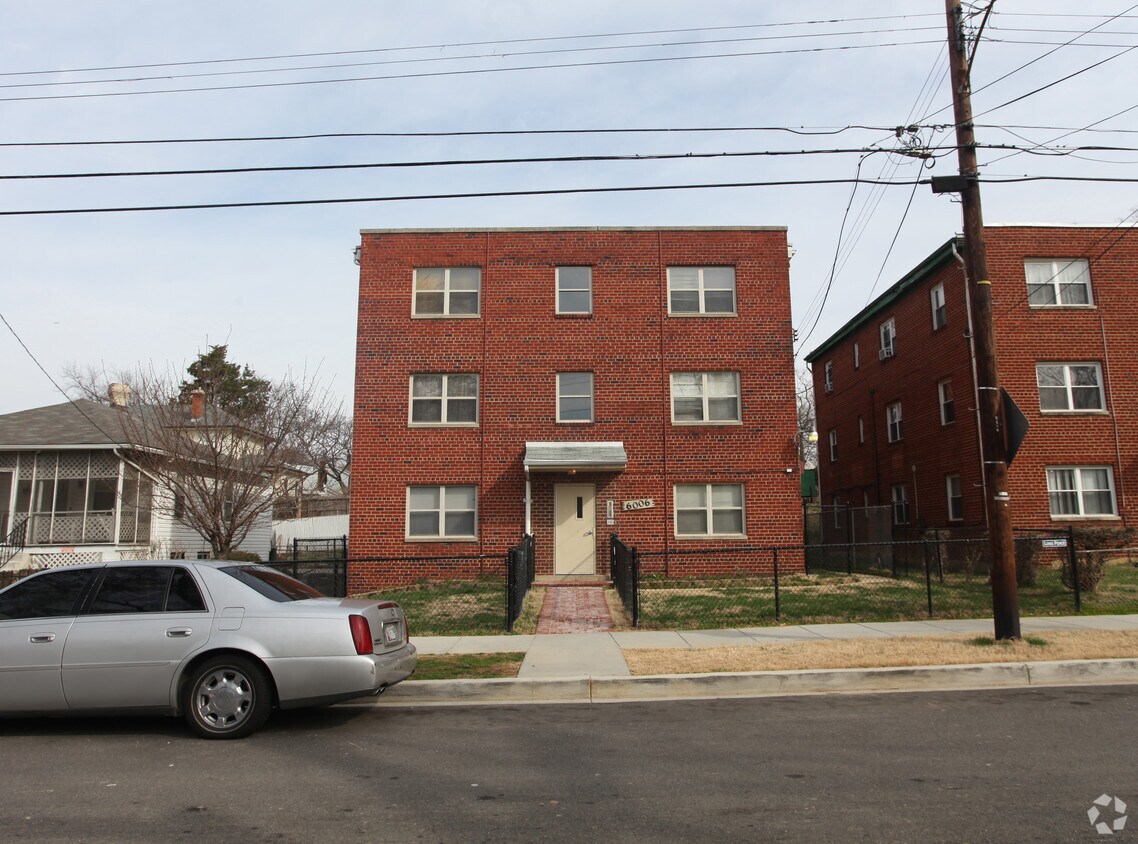 Building Photo - 6006 Clay St NE