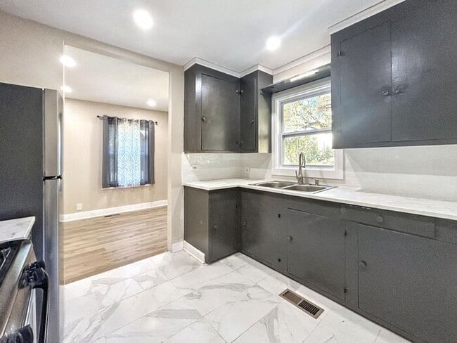 Building Photo - Cozy 3-Bedroom Home with Modern Amenities ...