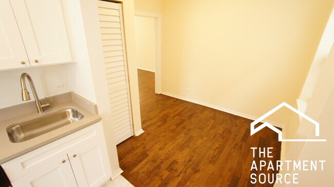 Foto del edificio - 2357 N Drake Ave