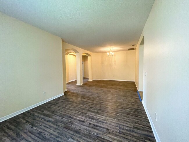 Foto del edificio - Spacious 4-Bedroom Home in a Sought-After ...