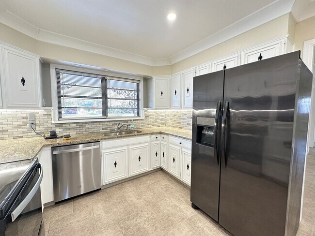 Foto del edificio - GORGEOUS 4/3 BROADMOOR HOME-UPDATED-MUST SEE!