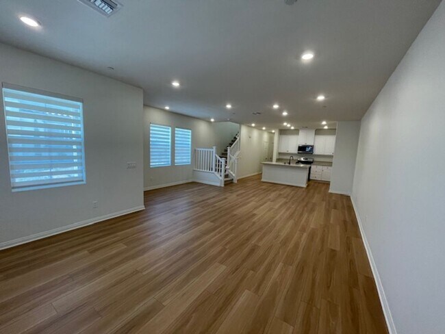 Foto del edificio - Newer Condo Over 2000 sq feet in Ontario