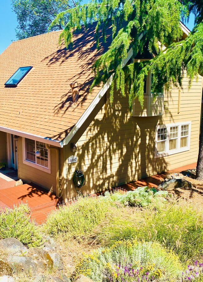 Building Photo - 14002 Hemlock Dr
