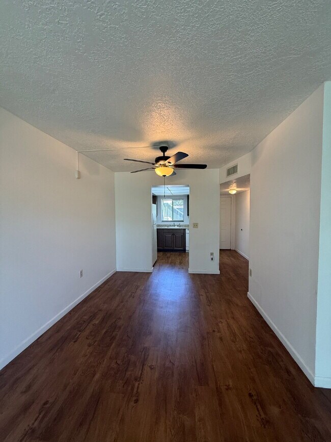 Building Photo - 2 bedroom, 2 bathroom in College Pines!